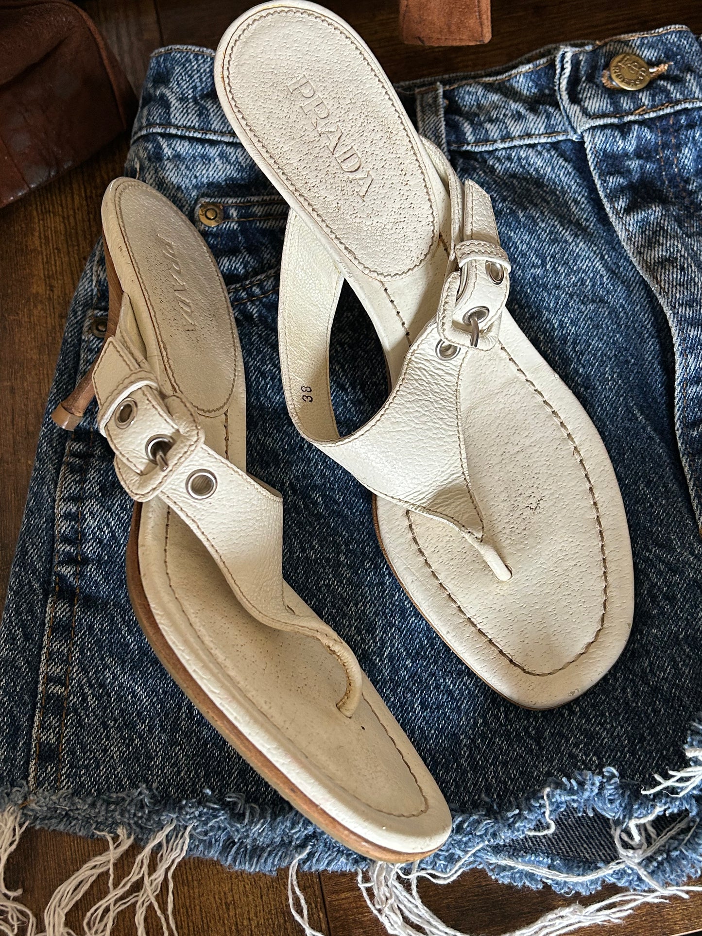 Prada 90s White Thong Kitten Heels – Vintage, Made in Italy